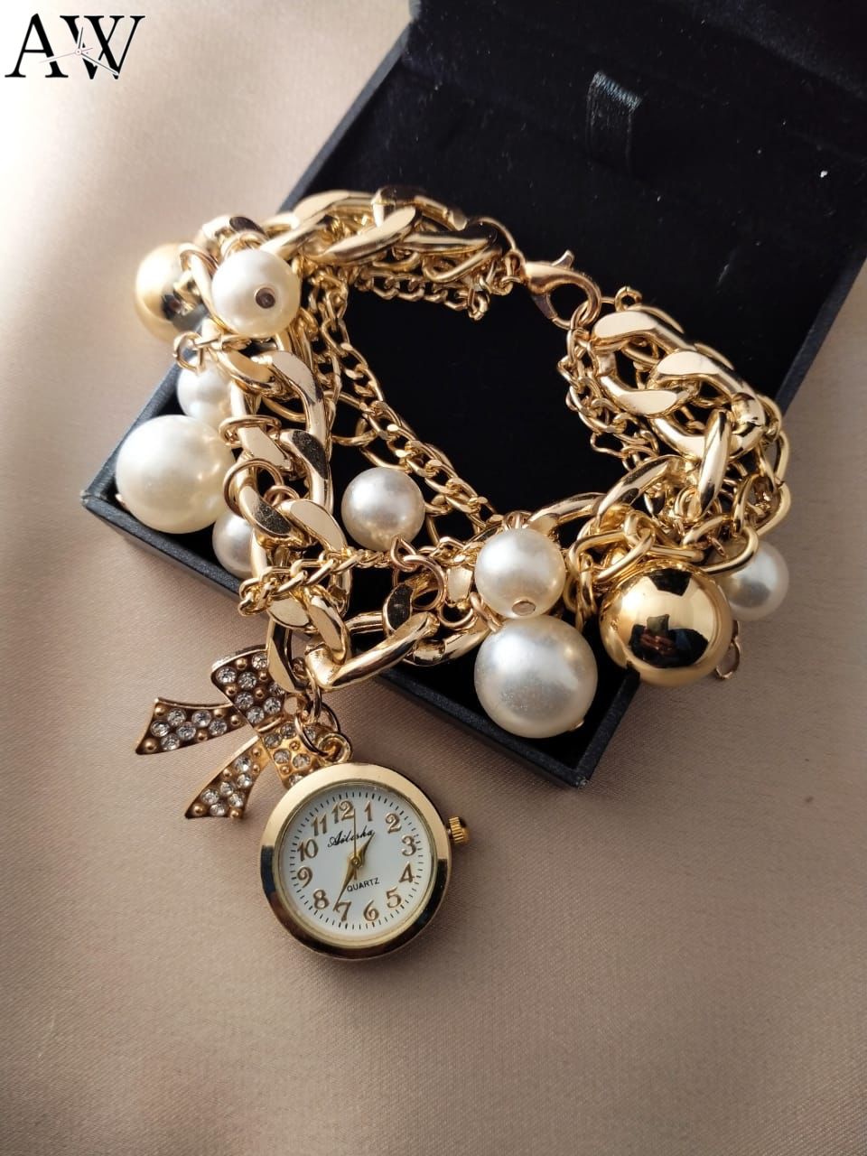 Pearl Elegance – Women’s Quartz Bracelet Watch